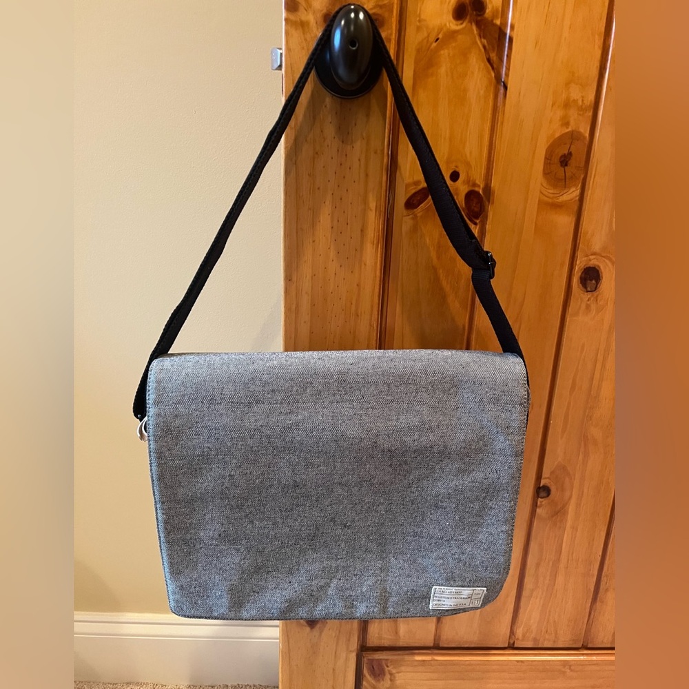 NEW - HEX FLEET COLLECTION 
MESSENGER WITH IPADPORT FOR FAST IPAD ACCESS